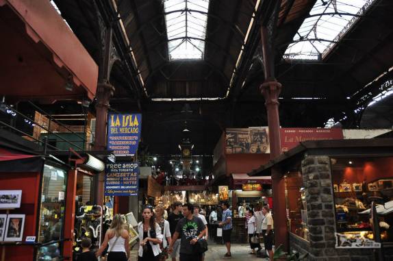 Interior do famoso e imperdível Mercado del Puerto, no Centro Velho de Montevideo, no Uruguai